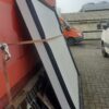 Een schuifdeur met railgeleiding  voor een vriescel