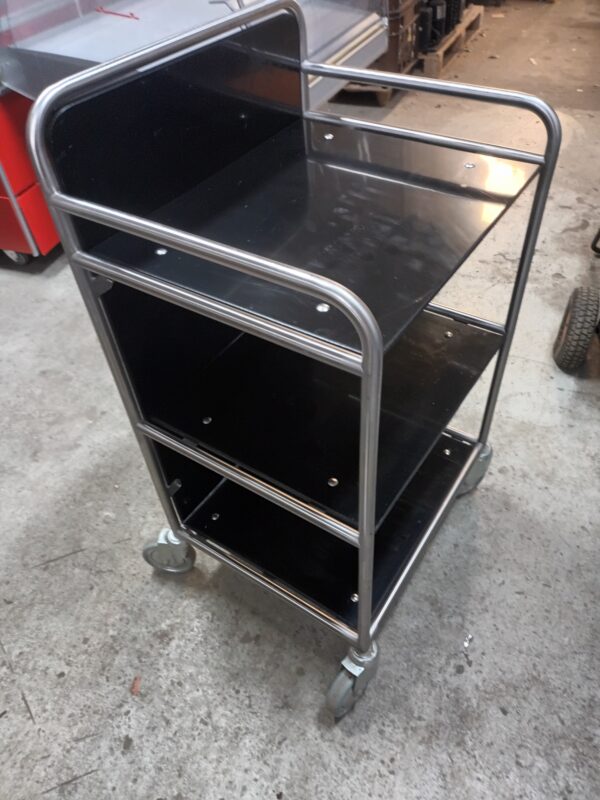 Trolley op 4 zwenkwielen met zwart nylon werkblad en 2 schappen