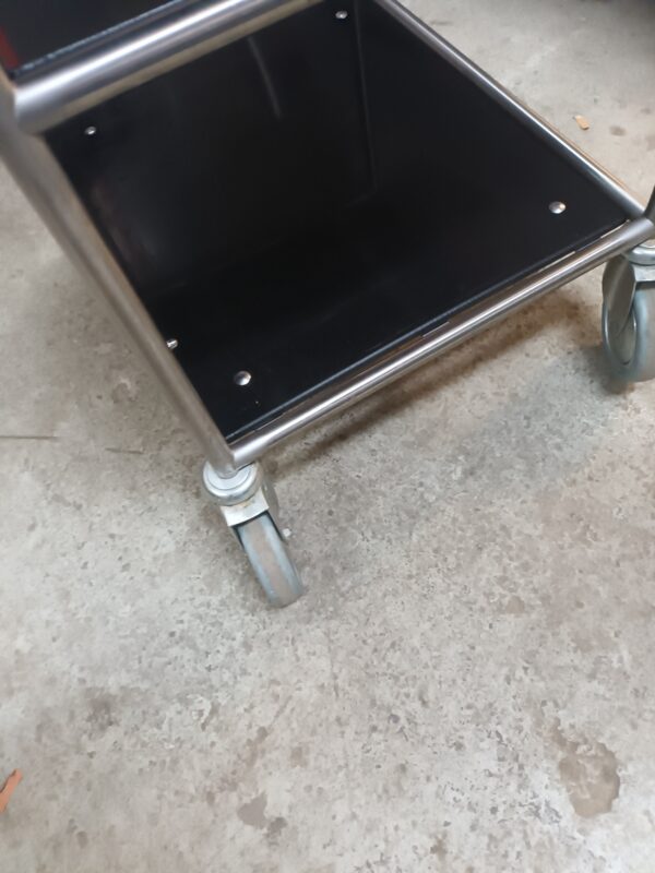 Trolley op 4 zwenkwielen met zwart nylon werkblad en 2 schappen - Afbeelding 3