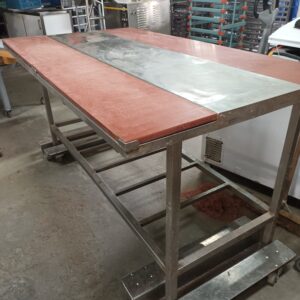 Rvst. werktafel Afm. 200x110x102 cm hoog