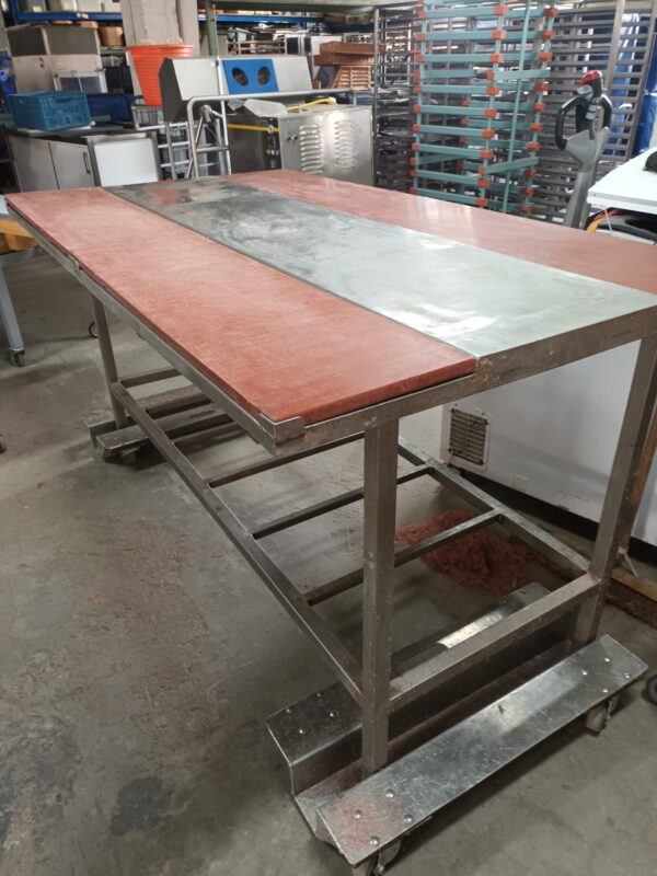 Rvst. werktafel Afm. 200x110x102 cm hoog