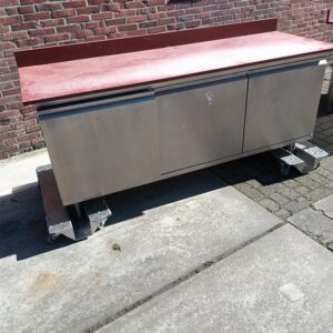 Werktafel 200x70x90 met 3 laden 50x50x50 Rvst.