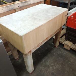 Hakblok merk Bawa  Afm . 101x81x89 cm hoog.