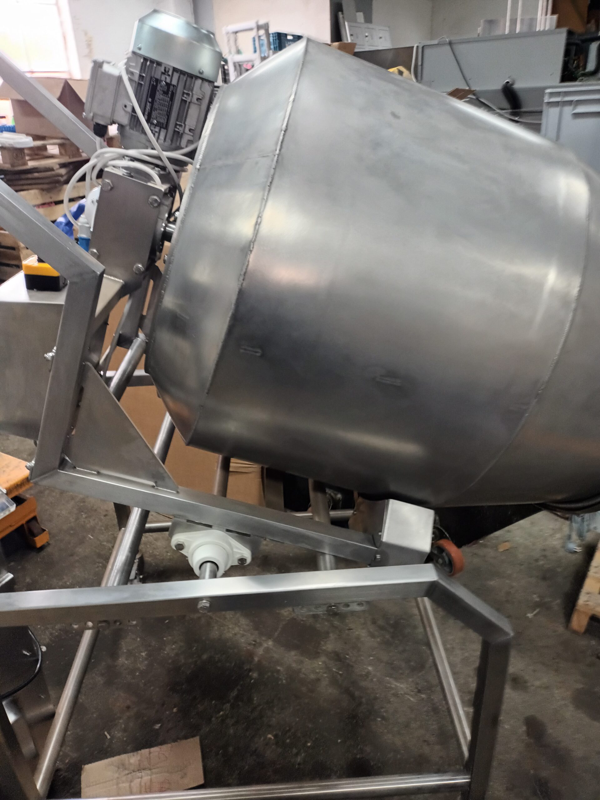 Tumbler (nieuw) Geheel van rvst. 380V/50 Hz Toerentalregeling met een frequentieregelaar.